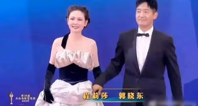 程莉莎回應蹭紅毯,自嘲18線演員不配受邀,罷演話劇後解釋仍遭罵