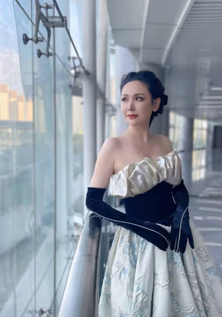 程莉莎回應蹭紅毯,自嘲18線演員不配受邀,罷演話劇後解釋仍遭罵