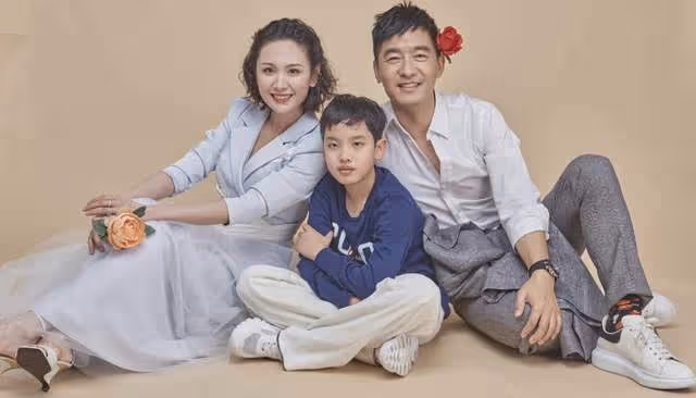 程莉莎回應蹭紅毯,自嘲18線演員不配受邀,罷演話劇後解釋仍遭罵