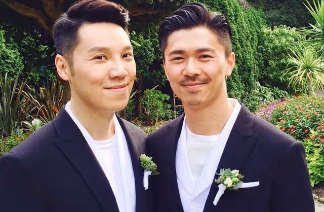 香港知名男星與丈夫慶祝結婚六周年!越老越帥氣,身家近30億