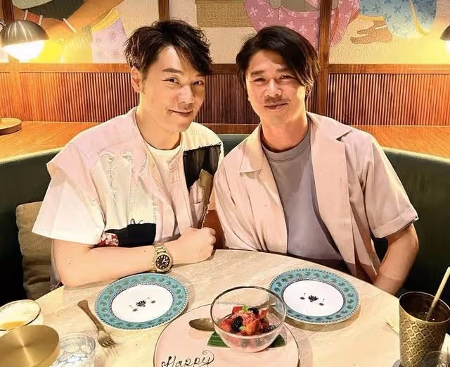 香港知名男星與丈夫慶祝結婚六周年!越老越帥氣,身家近30億
