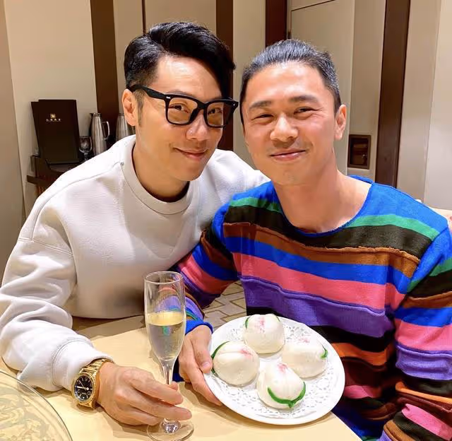 香港知名男星與丈夫慶祝結婚六周年!越老越帥氣,身家近30億