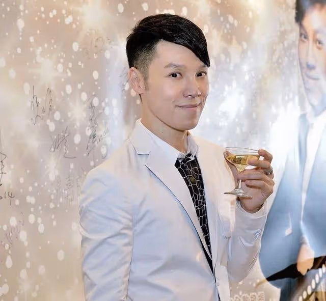 香港知名男星與丈夫慶祝結婚六周年!越老越帥氣,身家近30億