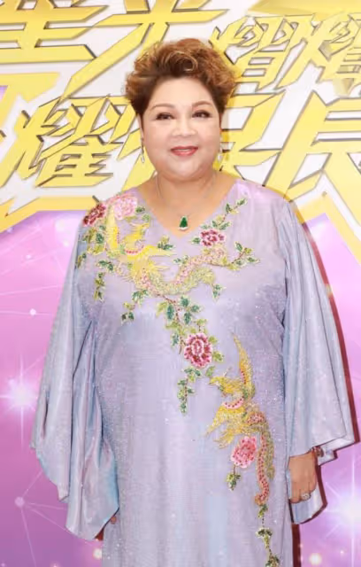 TVB知名老戲骨曬近況！20歲孫女樣貌罕見曝光，被指頗具明星相