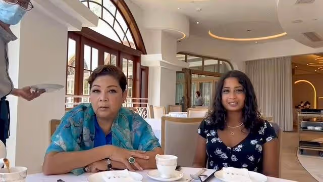 TVB知名老戲骨曬近況！20歲孫女樣貌罕見曝光，被指頗具明星相