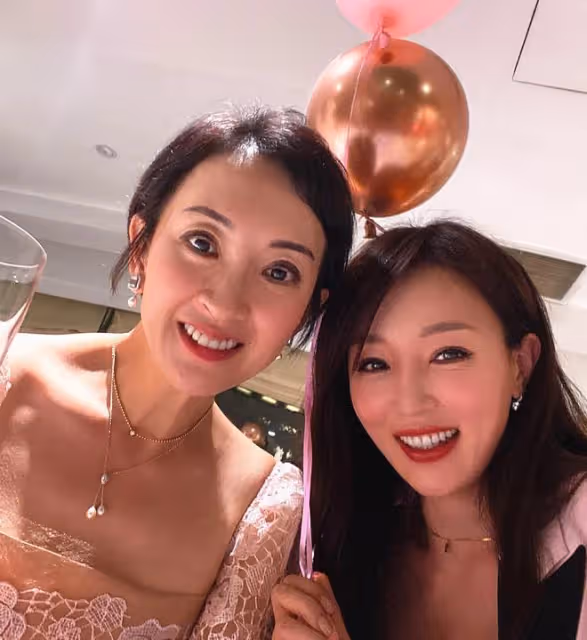 港姐梁佩瑚開派對慶52歲生日,演員弟弟罕露面,已定居內地開餐廳