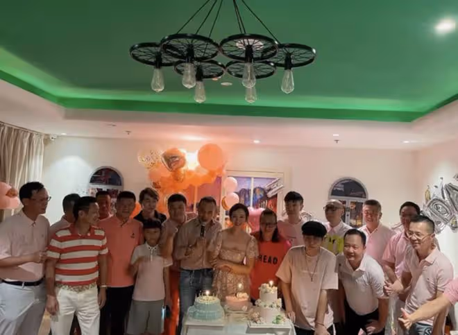 港姐梁佩瑚開派對慶52歲生日,演員弟弟罕露面,已定居內地開餐廳