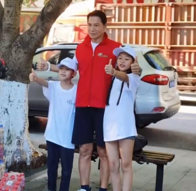 樓學賢街頭獻愛心,親自掃街接地氣!曾經濟拮据移居內地後收入高