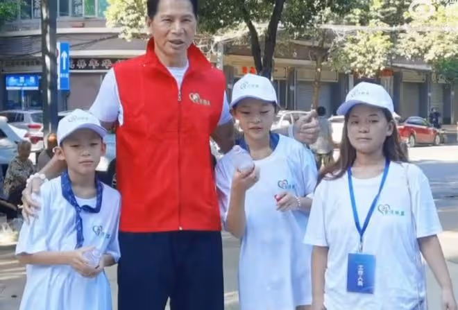 樓學賢街頭獻愛心,親自掃街接地氣!曾經濟拮据移居內地後收入高