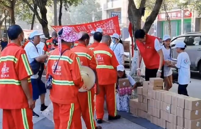樓學賢街頭獻愛心,親自掃街接地氣!曾經濟拮据移居內地後收入高