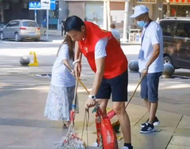 樓學賢街頭獻愛心,親自掃街接地氣!曾經濟拮据移居內地後收入高