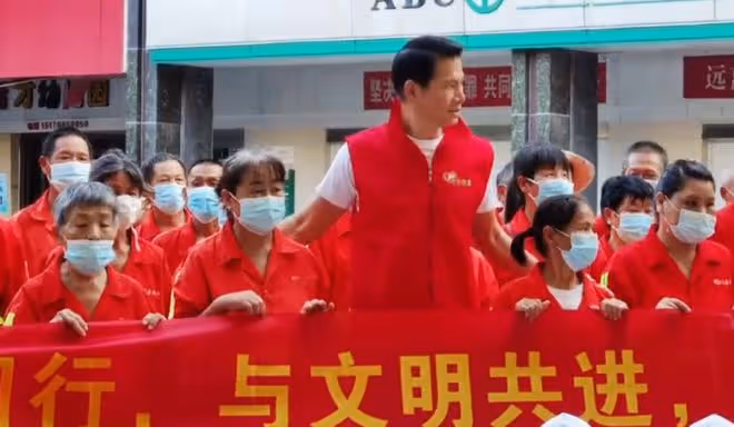 樓學賢街頭獻愛心,親自掃街接地氣!曾經濟拮据移居內地後收入高