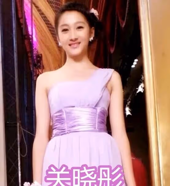 迪麗熱巴穿伴娘服,唐嫣穿伴娘服,宋茜穿伴娘服,看到關曉彤:鹿晗沉默了