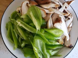 耗油青椒炒香菇