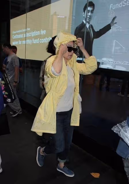 67歲林青霞素顏逛街，穿嫩黃色上衣簡單有活力，和朋友手牽手，網友：真實不做作