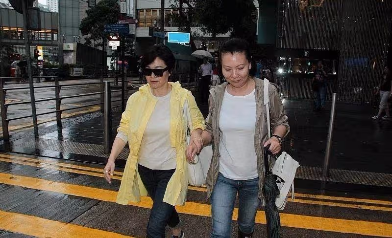 67歲林青霞素顏逛街，穿嫩黃色上衣簡單有活力，和朋友手牽手，網友：真實不做作