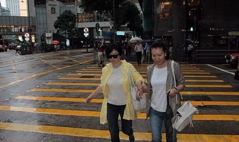 67歲林青霞素顏逛街，穿嫩黃色上衣簡單有活力，和朋友手牽手，網友：真實不做作