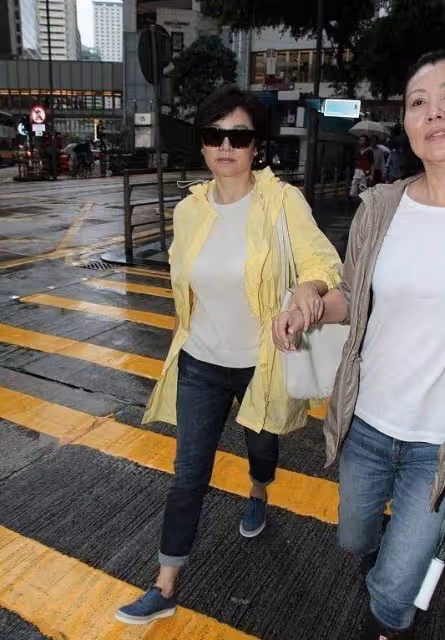 67歲林青霞素顏逛街，穿嫩黃色上衣簡單有活力，和朋友手牽手，網友：真實不做作