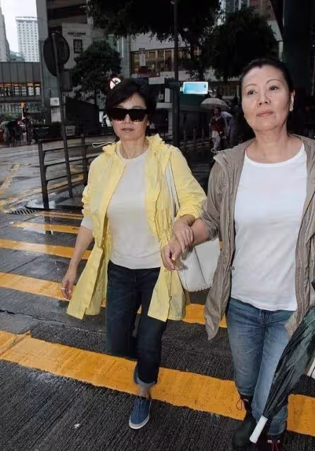 67歲林青霞素顏逛街，穿嫩黃色上衣簡單有活力，和朋友手牽手，網友：真實不做作
