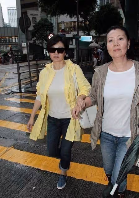 67歲林青霞素顏逛街，穿嫩黃色上衣簡單有活力，和朋友手牽手，網友：真實不做作