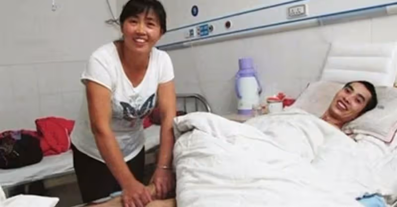 老公攤床3年妻不離不棄，某天忘帶鑰匙，看清開門的人後她泣不成聲：好人一定會有好報