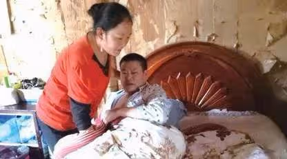 老公攤床3年妻不離不棄，某天忘帶鑰匙，看清開門的人後她泣不成聲：好人一定會有好報