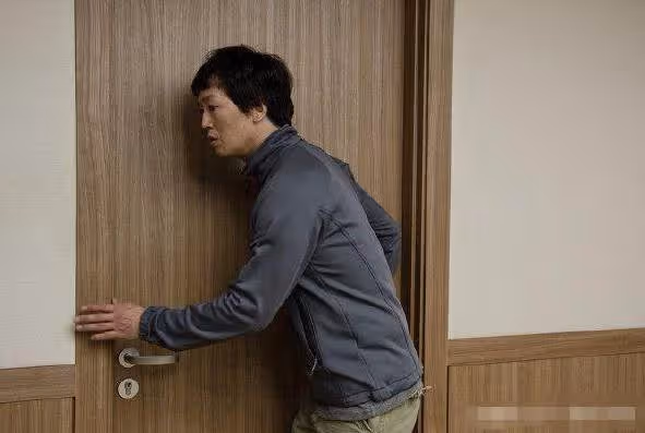 老公攤床3年妻不離不棄，某天忘帶鑰匙，看清開門的人後她泣不成聲：好人一定會有好報