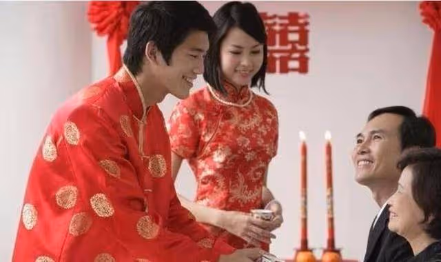 娶了老婆忘了媽！62歲母親「被兒子趕出家門」只給一件破大衣　半路一摸口袋哭了：真孝順