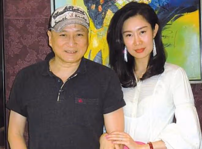 湯鎮業雙胞胎兒子罕露面，當眾催婚堂姐湯洛雯，稱全家滿意馬國明