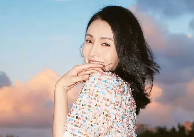 50歲陶虹與男藝人看話劇,素麵朝天樸素似大媽,頭髮稀疏老太多