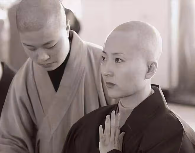 昄依佛門的8位女星,有人兩次愛上已婚男,有人被丈夫背叛