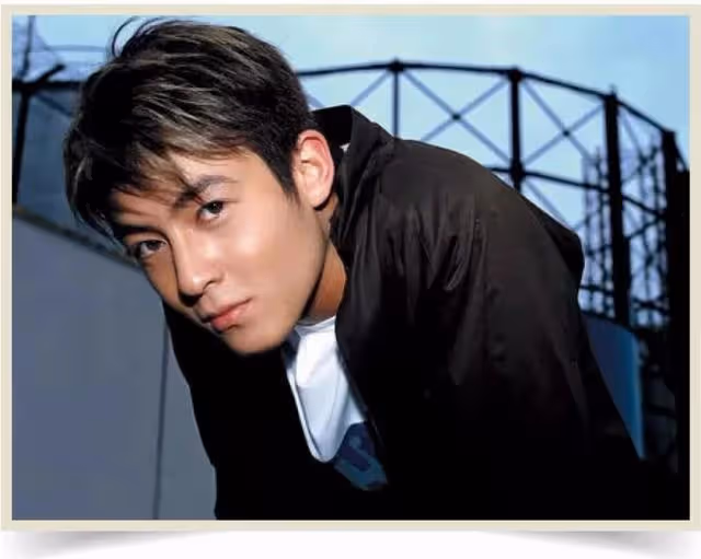 面無表情,41歲陳冠希曬一家三口合照被狠批,網友:太詭異