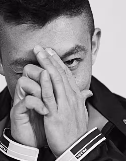 面無表情,41歲陳冠希曬一家三口合照被狠批,網友:太詭異