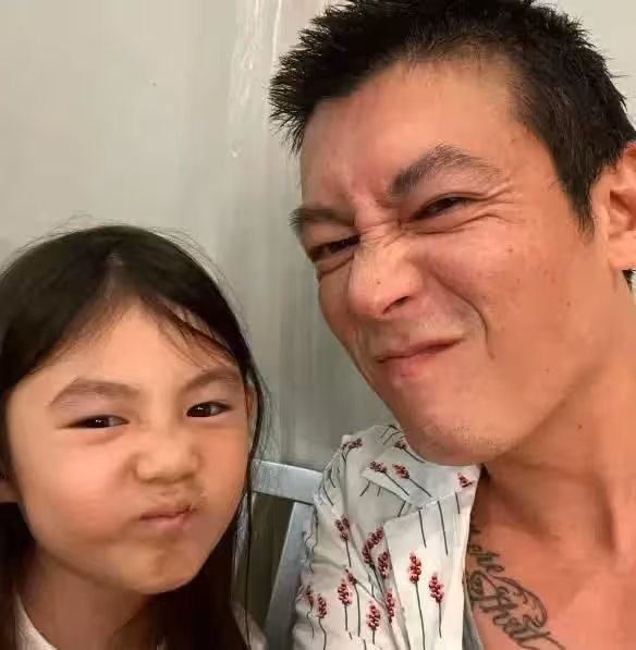 面無表情,41歲陳冠希曬一家三口合照被狠批,網友:太詭異