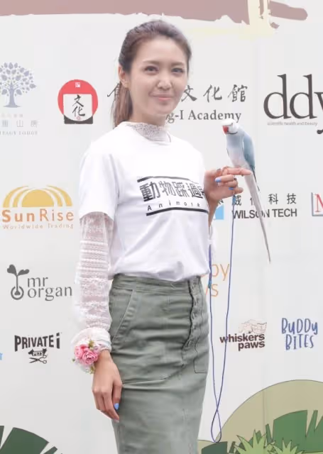 罕見！TVB女星拍劇帶自家鸚鵡進組，主動為其爭取角色和特寫鏡頭