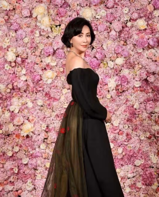 57歲膝下無子,劉嘉玲「收男星兒當乾兒子」下跪奉茶,一喊乾娘「直接砸重金送200坪豪宅」網羨慕炸