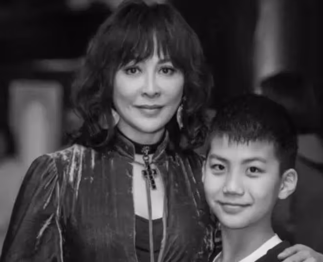 57歲膝下無子,劉嘉玲「收男星兒當乾兒子」下跪奉茶,一喊乾娘「直接砸重金送200坪豪宅」網羨慕炸