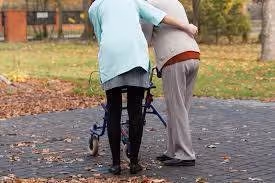 93歲爺養8博士,老了丟養老院長褥瘡飄尿味無人管,退休金全給子女淒涼去世,網:做人最基本的孝順都沒有