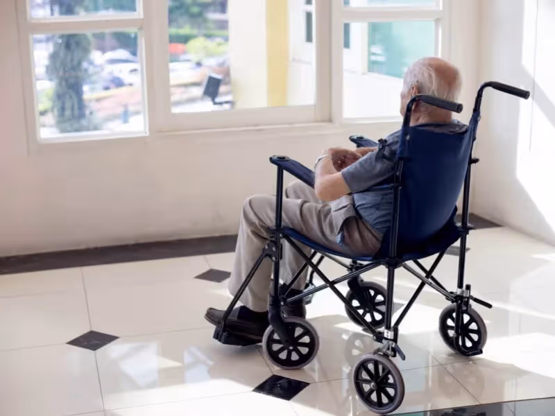 93歲爺養8博士,老了丟養老院長褥瘡飄尿味無人管,退休金全給子女淒涼去世,網:做人最基本的孝順都沒有