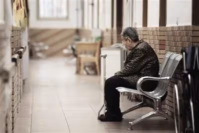 93歲爺養8博士,老了丟養老院長褥瘡飄尿味無人管,退休金全給子女淒涼去世,網:做人最基本的孝順都沒有
