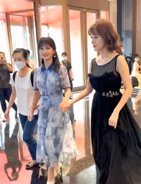 68歲趙雅芝跟48歲金巧巧同臺,氣質是裝不出來的,沒有對比就沒有傷害