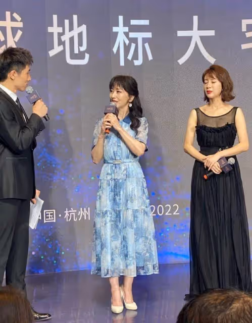68歲趙雅芝跟48歲金巧巧同臺,氣質是裝不出來的,沒有對比就沒有傷害