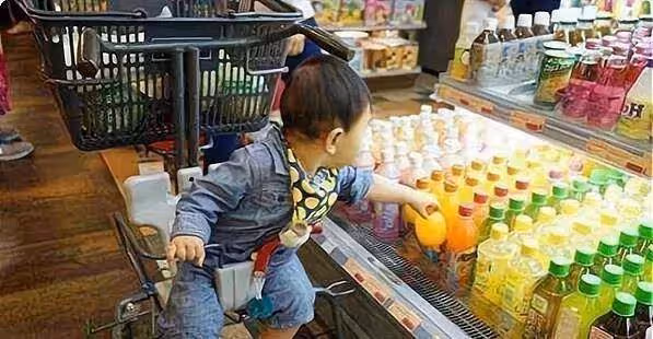 5歲孩子在超市先喝水後結賬,被要求10倍賠償,媽媽回應惹爆讚:絕對高情商