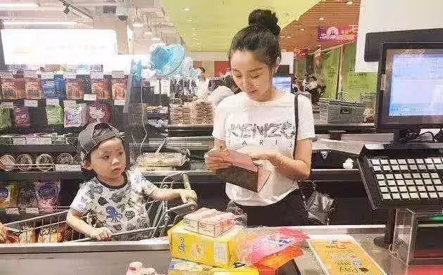 5歲孩子在超市先喝水後結賬,被要求10倍賠償,媽媽回應惹爆讚:絕對高情商