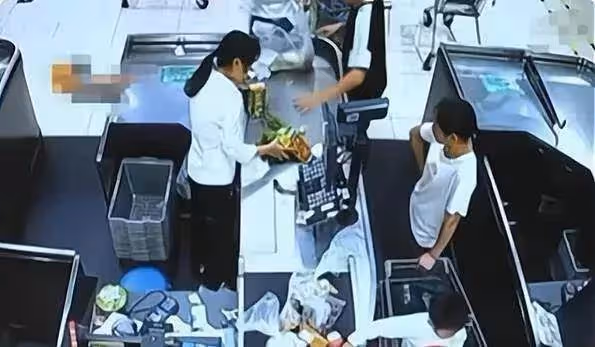 5歲孩子在超市先喝水後結賬,被要求10倍賠償,媽媽回應惹爆讚:絕對高情商