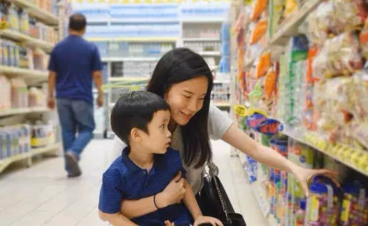 5歲孩子在超市先喝水後結賬,被要求10倍賠償,媽媽回應惹爆讚:絕對高情商