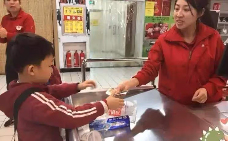 5歲孩子在超市先喝水後結賬,被要求10倍賠償,媽媽回應惹爆讚:絕對高情商