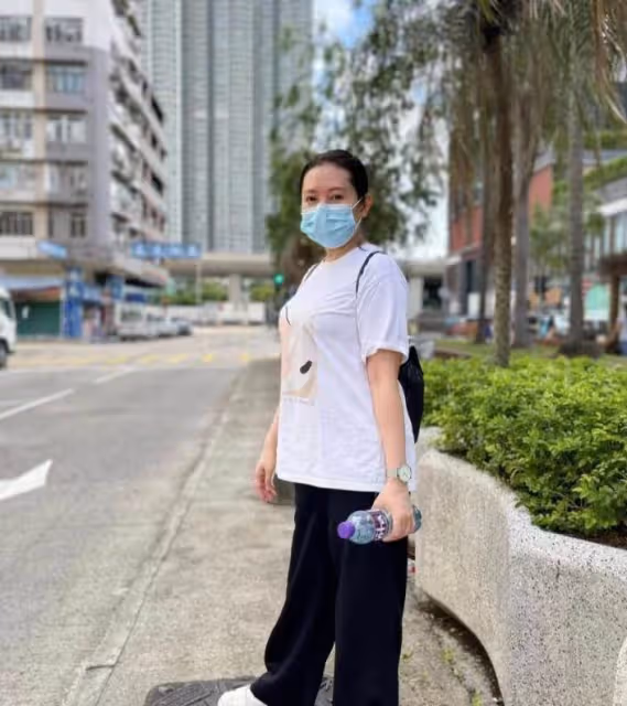 「女神」淪為路人!58歲李麗珍罕曬「淡妝素顏照」,穿著樸素接地氣,身材發福明顯,網友:像是一位鄰家溫婉阿姨