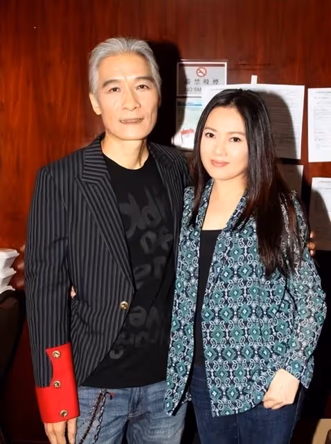 「女神」淪為路人!58歲李麗珍罕曬「淡妝素顏照」,穿著樸素接地氣,身材發福明顯,網友:像是一位鄰家溫婉阿姨