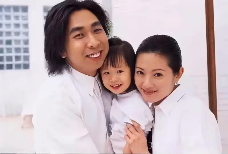 「女神」淪為路人!58歲李麗珍罕曬「淡妝素顏照」,穿著樸素接地氣,身材發福明顯,網友:像是一位鄰家溫婉阿姨